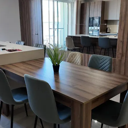 6 Bedroom 2